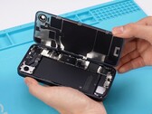 Apple iPhone 16e 使更换电池和背面变得相对容易。(图片来源：REWA Technology)