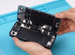 Apple iPhone 16e 使更换电池和背面变得相对容易。(图片来源：REWA Technology)