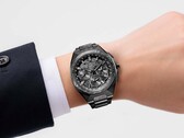 Citizen Attesa CC4107-80H 腕表佩戴于腕间，尽显其全黑钛金属表壳与一体式表链的魅力。