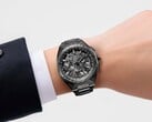Citizen Attesa CC4107-80H 腕表佩戴于腕间，尽显其全黑钛金属表壳与一体式表链的魅力。