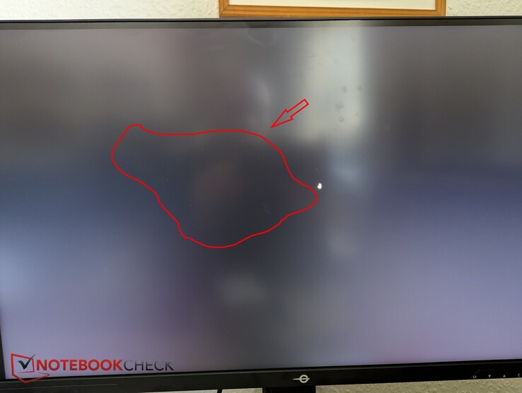 小的非黑色像素，但没有明显的背光出血现象