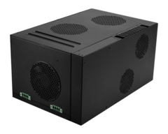 该机箱足够大，可容纳三块 PCIe 卡，但也足够紧凑和坚固。