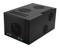 该机箱足够大,可容纳三块 PCIe 卡,但也足够紧凑和坚固。