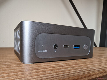 前部透明 CMS、3.5 毫米耳机、USB-C（仅限数据）、USB-A 3.2、电源按钮