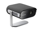 Viewsonic M1 Max 便携式投影仪可为手机充电，并可从谷歌电视上串流视频。(图片来源：Viewsonic）