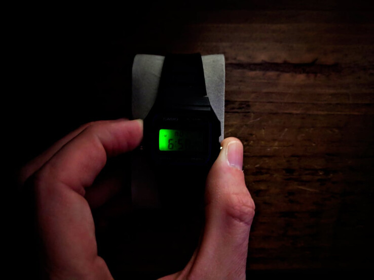 卡西欧 F-91W 的背光灯只能勉强照亮小时数字。