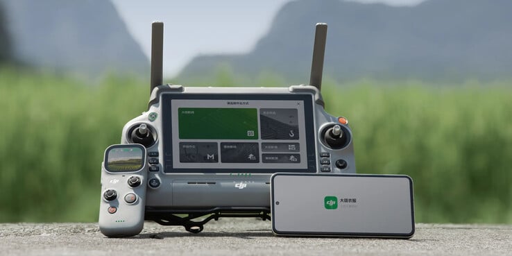 大疆创新 RC Mini AG 遥控器旁边的 RC Plus 2 AG 遥控器。(图片来源：大疆创新）