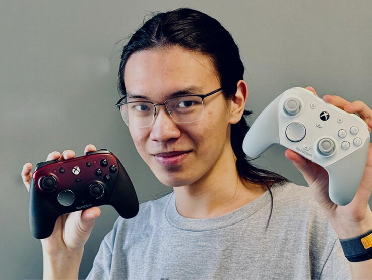 GameSir 首席执行官手持两款 GameSir G7 Pro 发布色。(图片来源：GameSir）