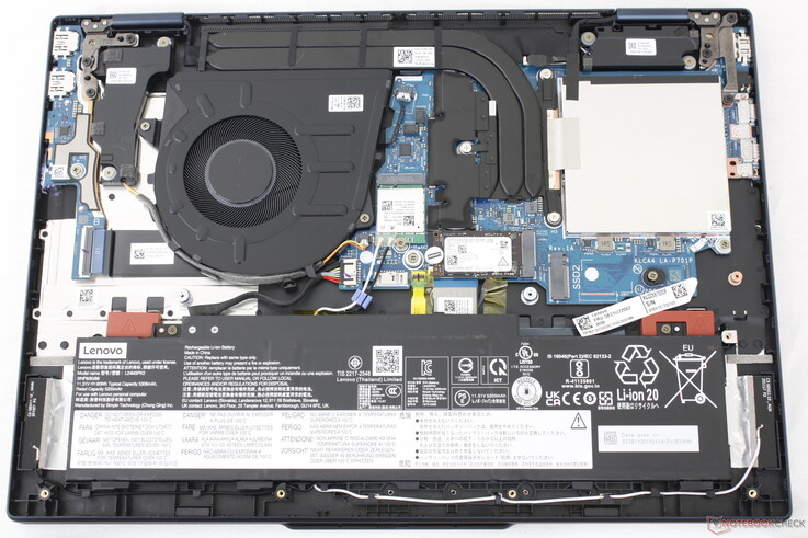 维修相对简单，两个 DDR5 SODIMM 插槽和两个 PCIe4 x4 SSD 插槽均可轻松访问。请注意，其中一个固态硬盘插槽仅支持较短的 2242 硬盘。