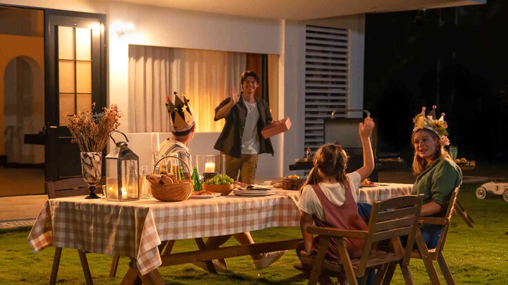 并非必然：灯光可以是暖白，暖白通常比冷白更令人愉悦。 图片来源：Reolink