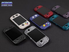 Retroid旗下七款Pocket Nova首发配色的实物展示。