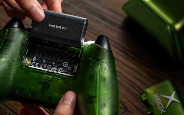 该充电底座配备了一个用于Xbox手柄的无线可充电电池。
