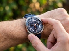 有部分用户反映,2024年和2025年款的Galaxy Watch Ultra存在表盘和表圈问题。