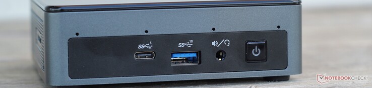 前面。四个麦克风阵列，USB-C 3.2 Gen 1（5 Gbps），USB-A 3.2 Gen 2（10 Gbps），组合音频，电源
