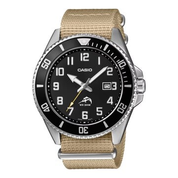 Casio Duro MDV106C-9AV 潜水腕表,配有黑色表盘、醒目的阿拉伯数字时标、黑色表圈、不锈钢表壳、棕褐色织物表带,以及与表盘配色呼应的黄色秒针。
