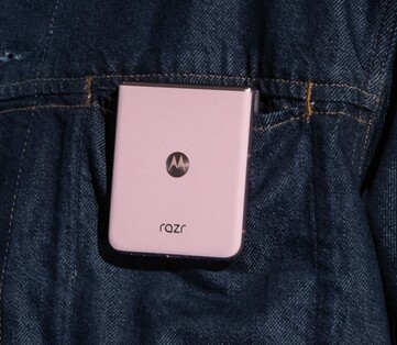 采用 Pantone Parfait 粉色的摩托罗拉 Razr 2025。(图片来源：摩托罗拉）