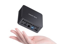 搭载奔腾金牌处理器的 Wi-7 起售价约为 175 美元。图为:一张展示这款迷你电脑小巧尺寸的宣传图。