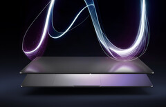 这款神秘的华硕笔记本电脑的触控板偏离了大型笔记本电脑的中心位置。(图片来源：华硕）