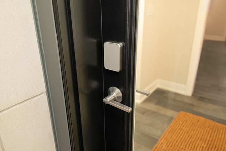 Schlage Sense Pro 智能门锁。