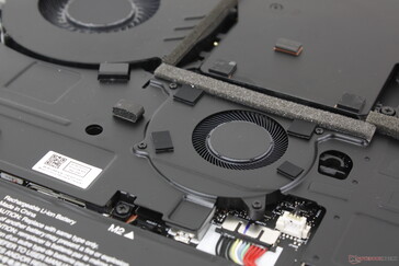 必须拆下第三个风扇才能访问 SODIMM 或 SSD 插槽