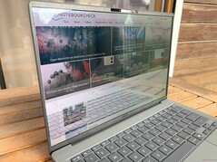 室外(明亮的白天,无阳光直射)