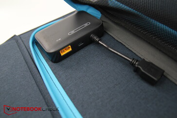 小包：带USB-A、USB-C和太阳能连接器的转换器