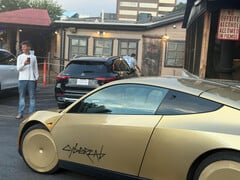一辆“Cybercab”自动驾驶出租车正驶入德克萨斯州奥斯汀市的Terry Black's餐厅