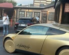 一辆“Cybercab”自动驾驶出租车正驶入德克萨斯州奥斯汀市的Terry Black's餐厅