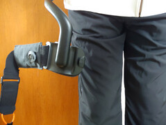 带子在大腿上摆动（图片来源：Notebookcheck）