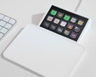 图：安装在触控板上的 15 键 Stream Deck 模块。业余爱好者现在可以为自己的定制产品添加 Stream Deck 按钮，而无需拆卸零售版本。(图片来源：Elgato）