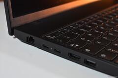 配备 AMD Ryzen 5 Pro 215 的联想 ThinkPad L16 Gen 2 AMD。