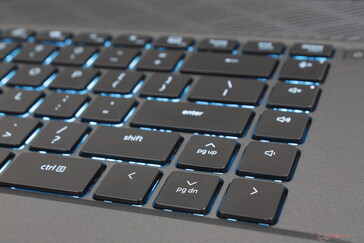 戴尔在G15型号上取消了数字键盘，转而使用全尺寸的方向键。