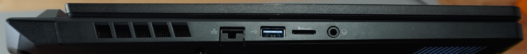 左侧端口：1 Gbit LAN, USB-A (5 Gbit/s), microSD插槽, 耳机