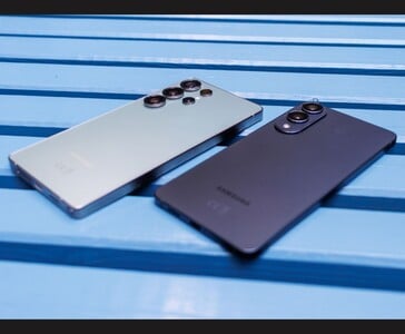 三星Galaxy S25 Ultra 和Galaxy S25 Edge 并排摆放在蓝色长凳上，凸显了它们的摄像头模块和纤薄的金属构造（图片来源：Notebookcheck）
