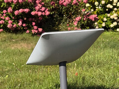 草坪上的 Starlink 标准碟。(图片来源：Rose/X）