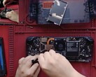 蒸汽甲板 OLED 中部拆卸。(图片来源：SlickBuys Mods and Repairs）