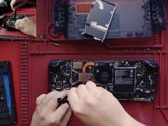 蒸汽甲板 OLED 中部拆卸。(图片来源：SlickBuys Mods and Repairs）