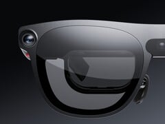 Xreal Aura 眼镜的特写镜头,展示了其摄像头和微型 OLED 显示屏。