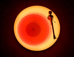 布莱恩-埃诺（Brian Eno）在保罗-斯托尔珀画廊（Paul Stolper Gallery）发布了他耗资2万英镑的限量版作品《2024转盘II》，这是他标志性作品《2021转盘I》的后续作品。