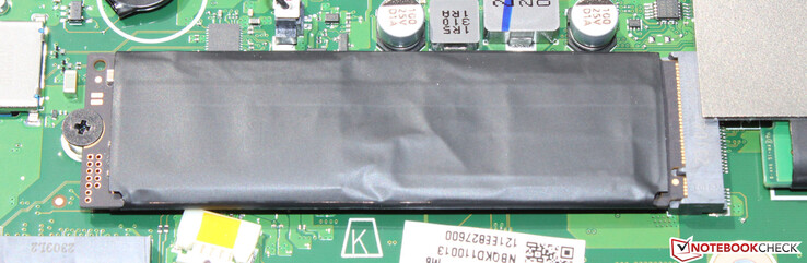 一个PCIe 4 SSD作为系统驱动器。