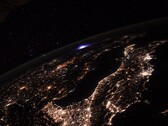 从国际空间站拍摄的地球图像，显示远处有雷暴。(图片来源：Flickr/CC/ESA/NASA-T. Pesquet)