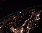 从国际空间站拍摄的地球图像，显示远处有雷暴。(图片来源：Flickr/CC/ESA/NASA-T. Pesquet)