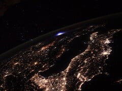 从国际空间站拍摄的地球图像，显示远处有雷暴。(图片来源：Flickr/CC/ESA/NASA-T. Pesquet)