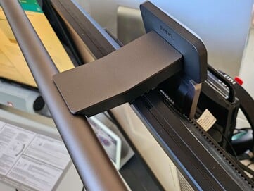 Screenbar 稳稳地安装在明基显示器上。