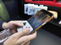 新控制器可夹在手机底部，将手机变成 Game Boy 式掌上电脑。(图片来源：@yoshivesmovie on X）