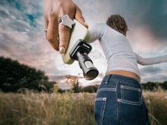 舒尔 MV88 USB-C 可轻松连接到智能手机，进行移动录音（图片来源：舒尔）