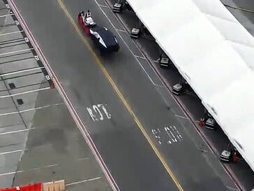 在弗里蒙特工厂伪装的据称更小、更便宜的 Y 型车。