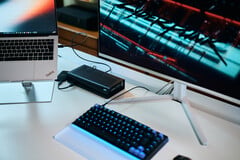 一台Aorus RTX 5060 Ti AI Box外接显卡连接至联想ThinkPad X9笔记本电脑,该电脑正在外接显示器上运行《赛博朋克2077》。