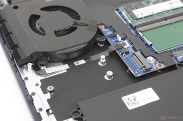 辅助 M.2 2280 PCIe4 扩展插槽，可添加另一个固态硬盘