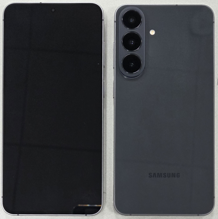 与Galaxy A57 相比，Galaxy S26 FE 的新相机带一直延伸到边缘。